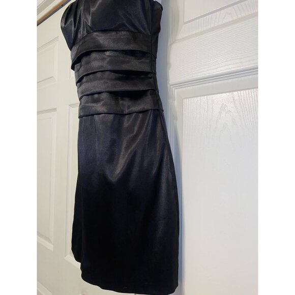 Black Satin Sleeveless Knee-Length Dress With Pleated Waist And Square Neckline - Picture 5 of 7